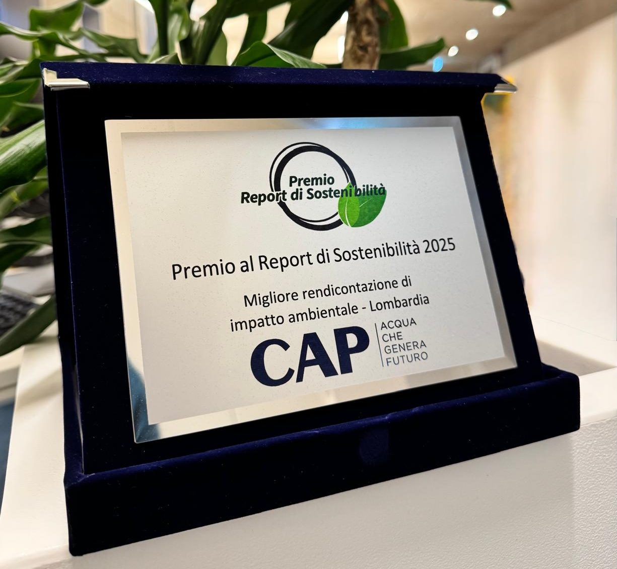 Targa del premio al report di sostenibilità 2025 per la miglior rendicontazione di impatto ambientale - Lombardia